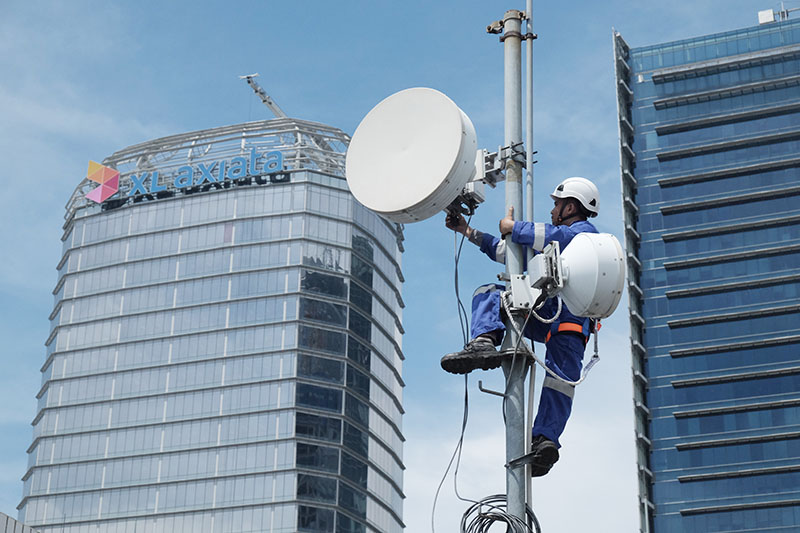 Seorang teknisi sedang memperbaiki jaringan di sebuah menara XL di kawasan Megakuningan, Jakarta, beberapa waktu lalu. (XL FOR RIAUPOS.CO)
